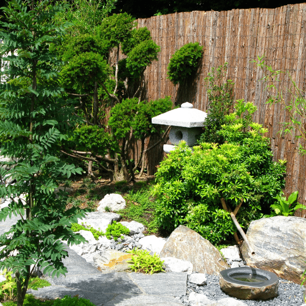 Minimalistische Japanse tuin met stenen en groen