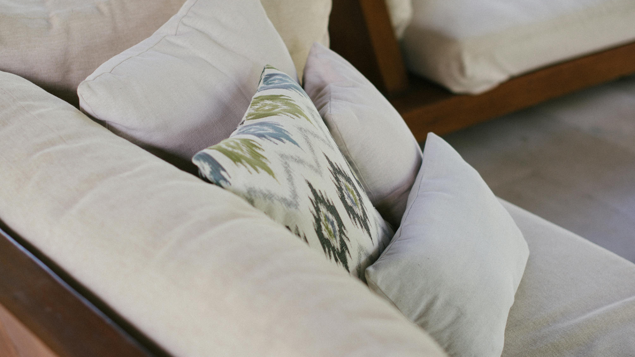 Tuinkussens schoonmaken - Zo doe je dat