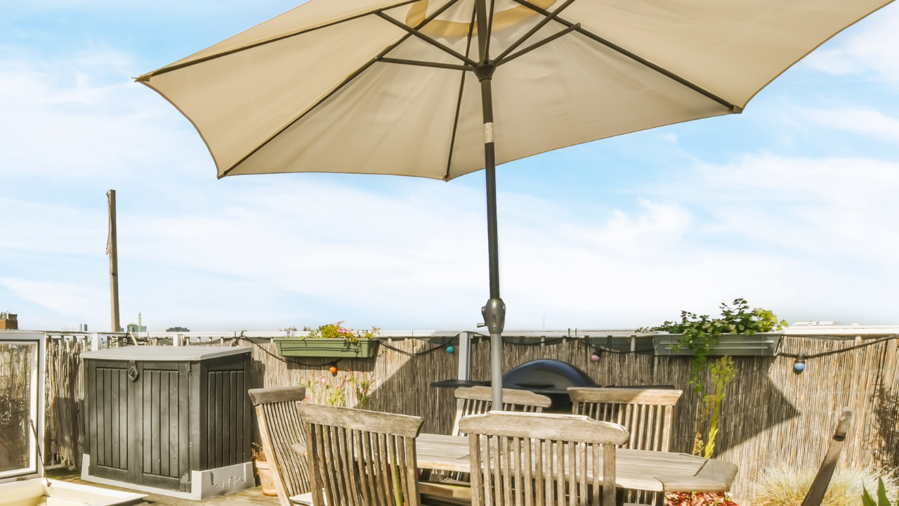 Welke parasol kan het beste tegen de wind?