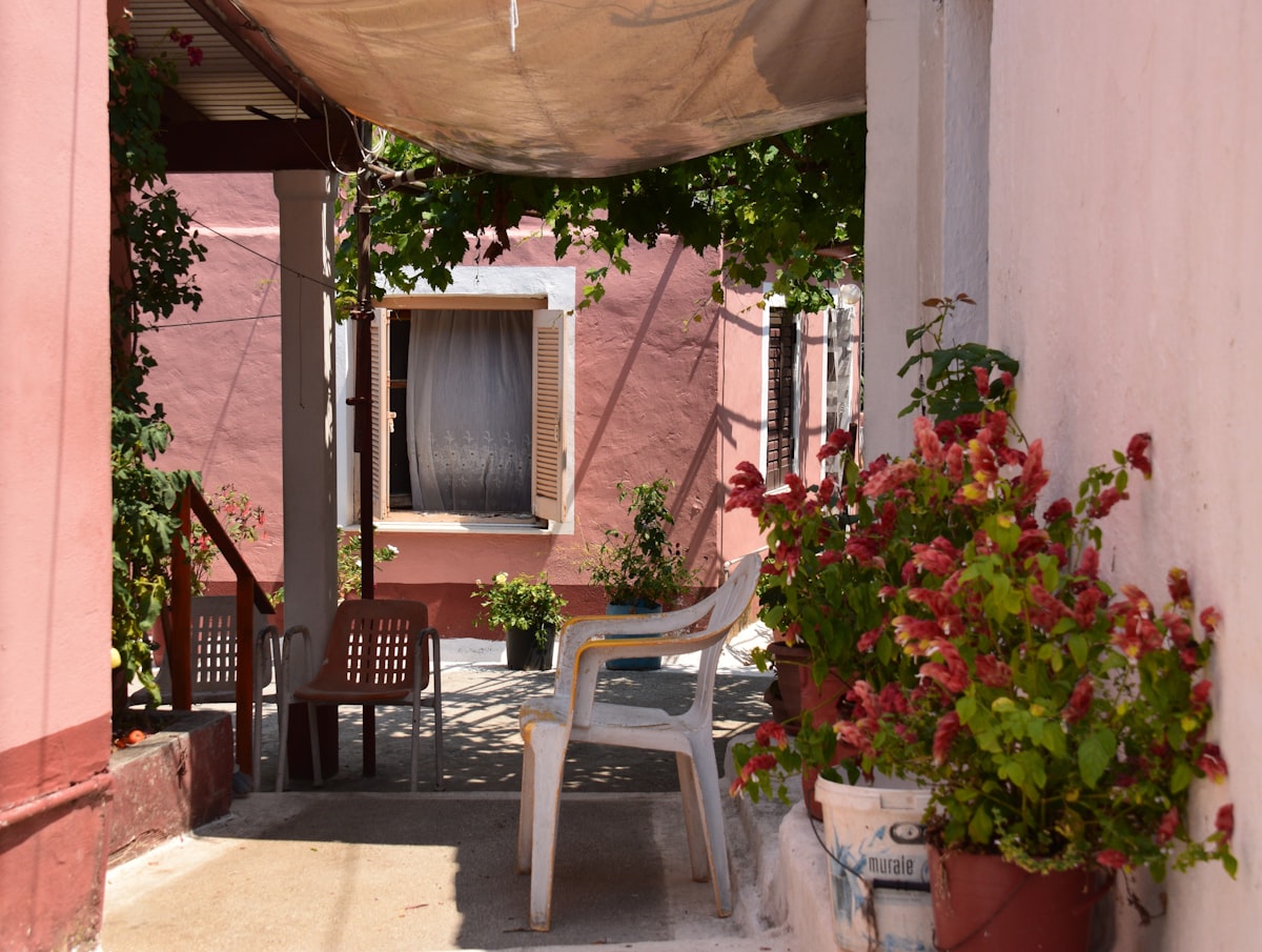 Schaduwoplossingen voor de tuin: parasol, pergola of zonnescherm?