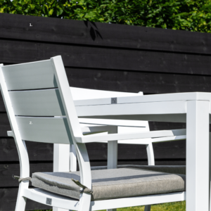 Boender Outdoor diningset detail van witte aluminium stoel en kussens