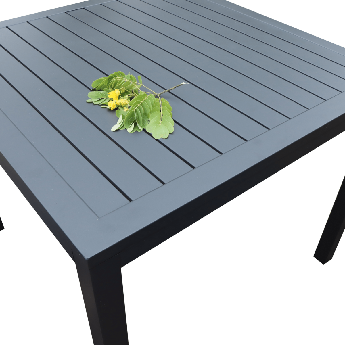 Detail van de vierkante tafel van de Boender Outdoor 5-delige tuinset in antraciet.