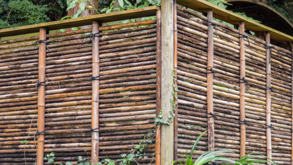 Bamboe tuinschutting van Boender Outdoor met natuurlijke uitstraling en klimplanten.