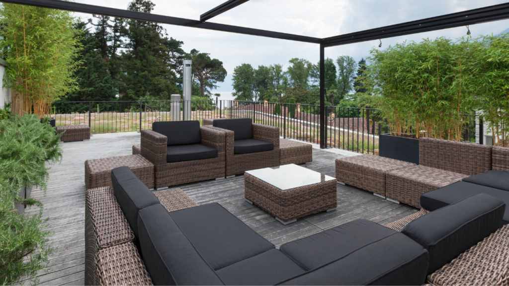 Boender Outdoor luxe loungeset op een ruim terras met groen uitzicht en moderne pergola.