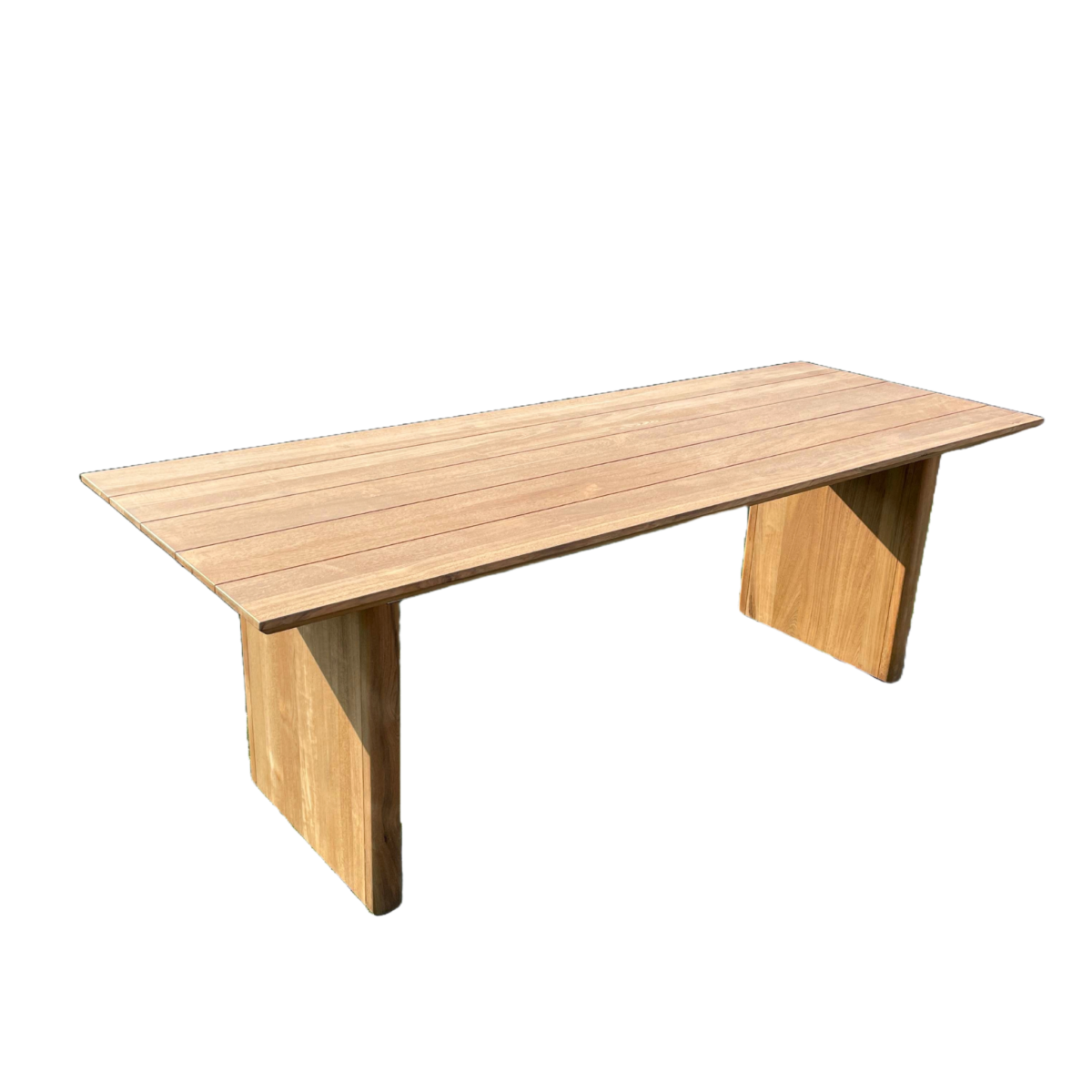 Houten tuintafel van massief teakhout met een strak, minimalistisch design en brede, stevige poten. De tafel is ontworpen voor buitengebruik, perfect voor tuin- of terrasopstellingen.