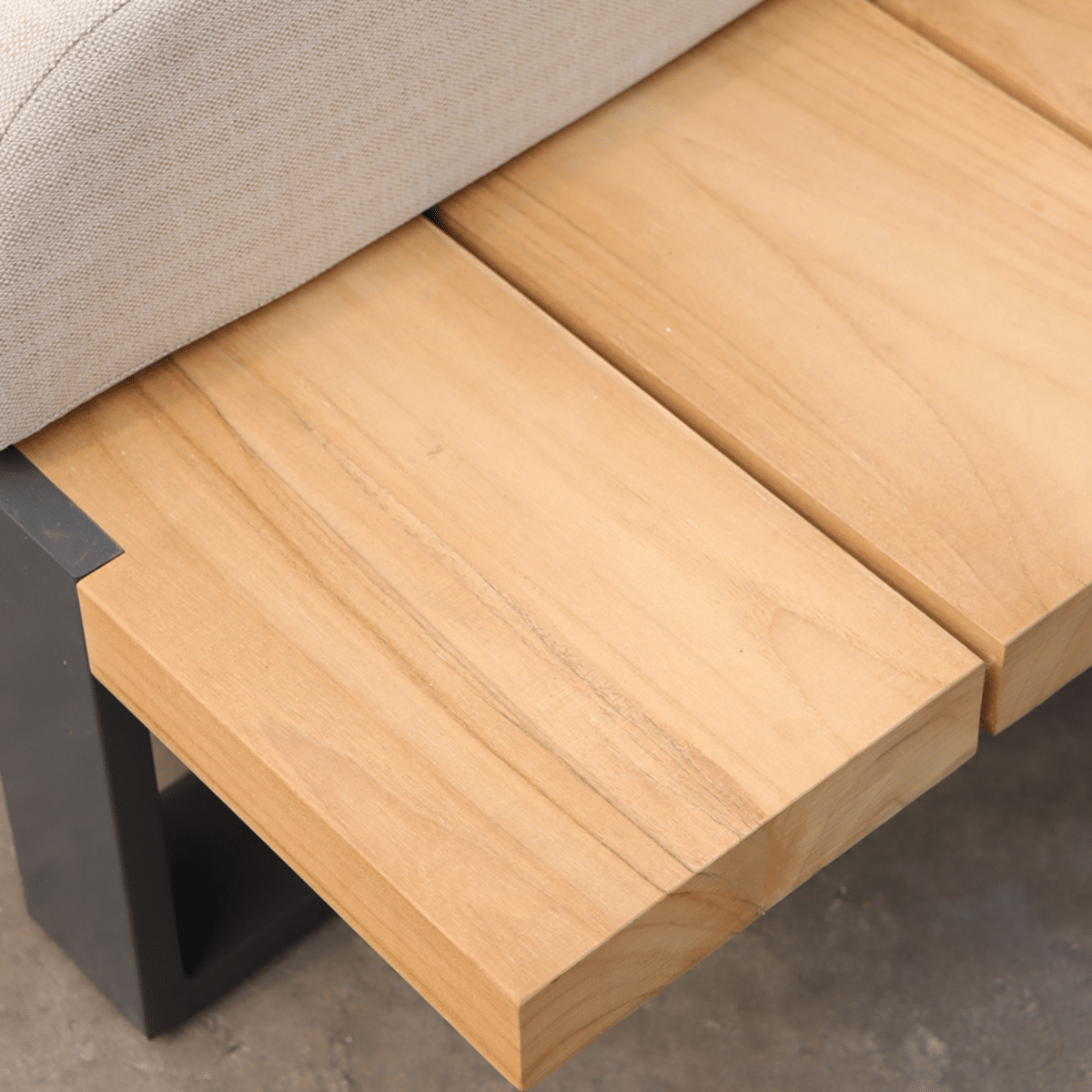 Close-up van een houten loungeset-zitting met beige kussen van Boender Outdoor