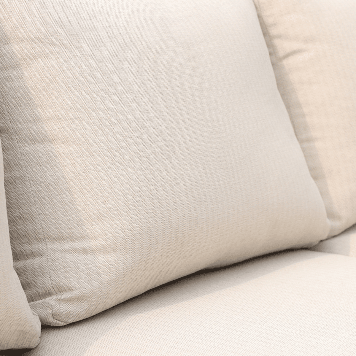 Close-up van beige kussens op een loungeset van Boender Outdoor