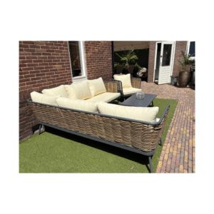 Boender Outdoor loungeset met gevlochten rugleuning en beige kussens op zonnig terras