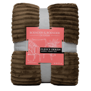 Olijfbruine fleece deken van Boender Outdoor met label en verpakking zichtbaar