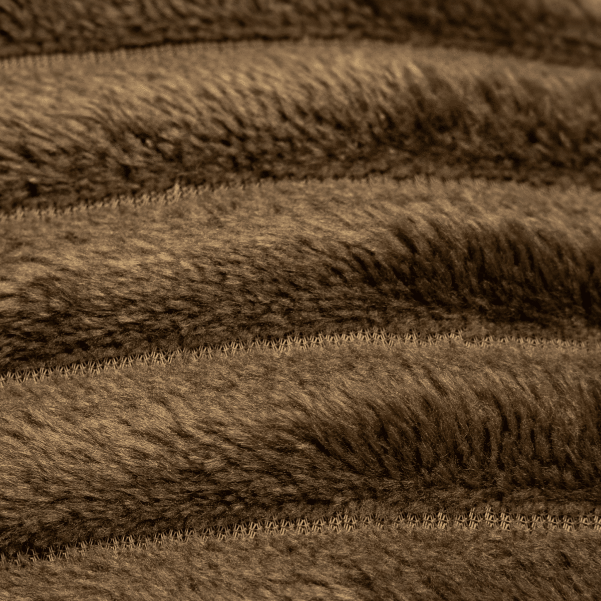 Close-up van zachte olijfbruine fleece textuur van Boender Outdoor deken