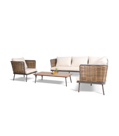 4-delige stoel-bank loungeset van Boender Outdoor met een driezitsbank, twee stoelen en een lage tafel, met beige kussens en gevlochten details.