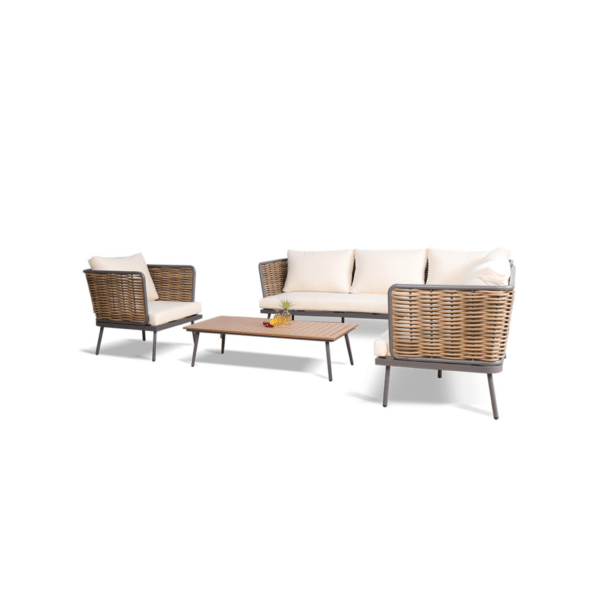 4-delige stoel-bank loungeset van Boender Outdoor met een driezitsbank, twee stoelen en een lage tafel, met beige kussens en gevlochten details.