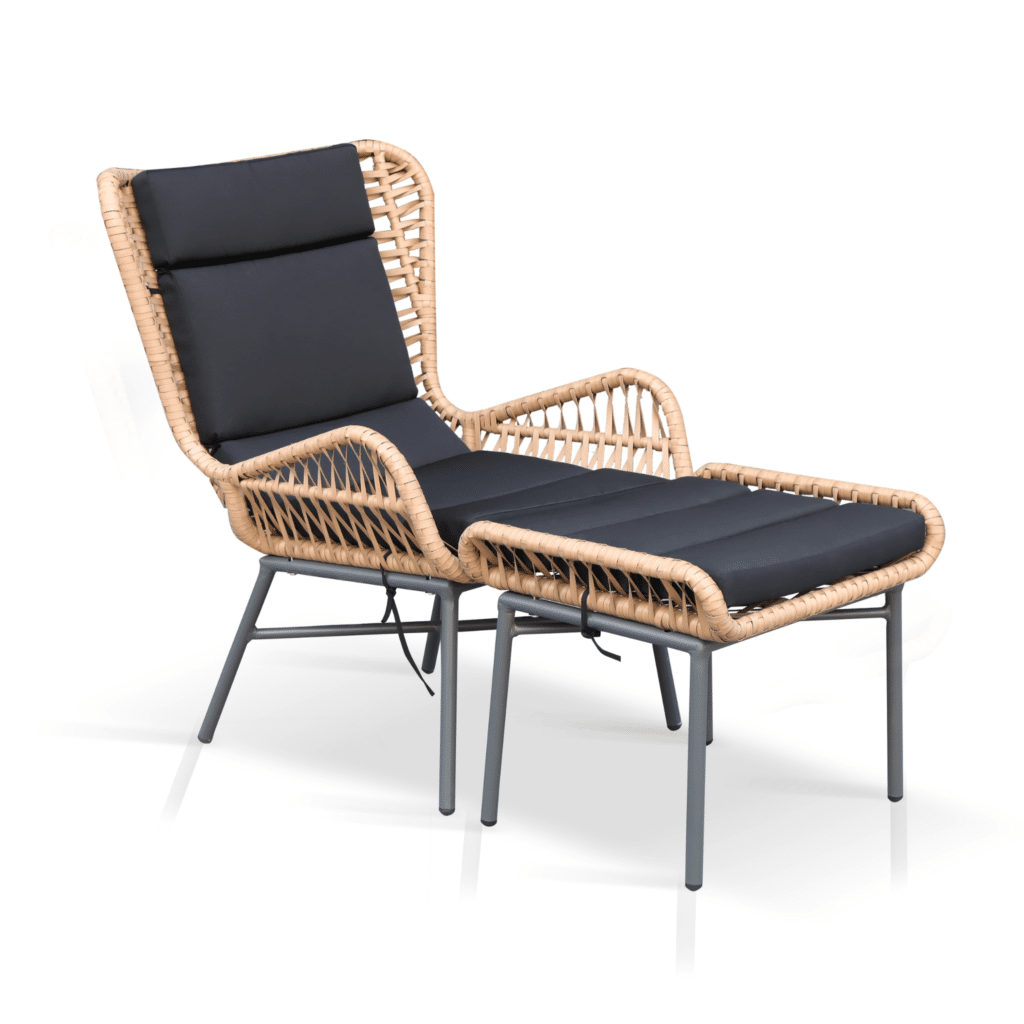 Comfortabele loungestoel met voetenbank van wicker en zwarte kussens, perfect voor tuin of terras