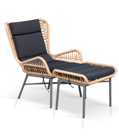 Comfortabele loungestoel met voetenbank van wicker en zwarte kussens, perfect voor tuin of terras