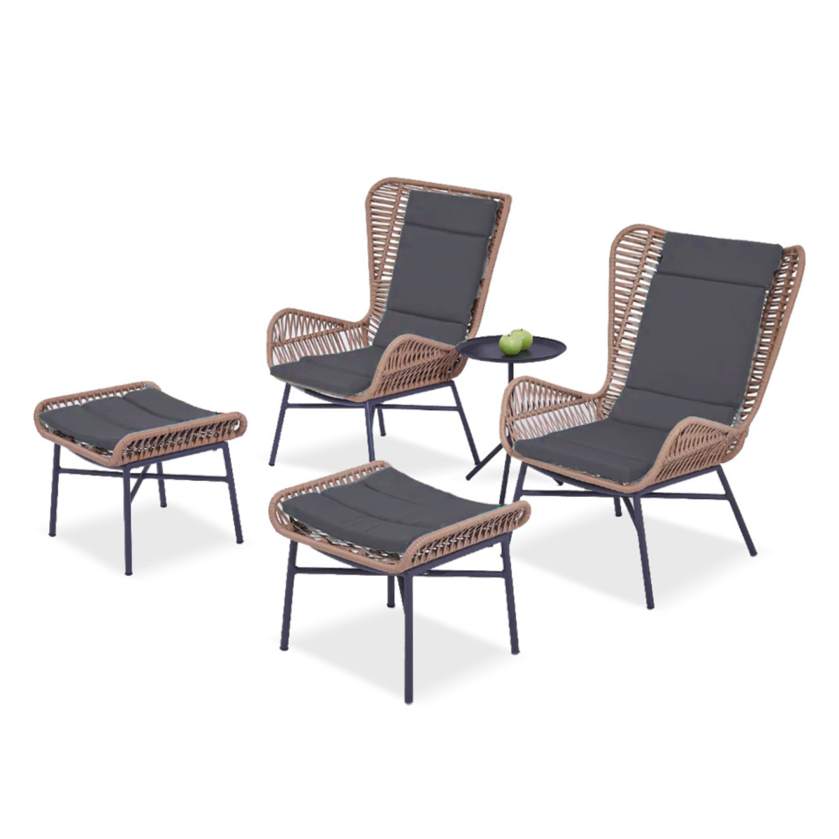 Set van wicker loungestoelen met voetenbanken en een bijzettafel, ideaal voor buitengebruik