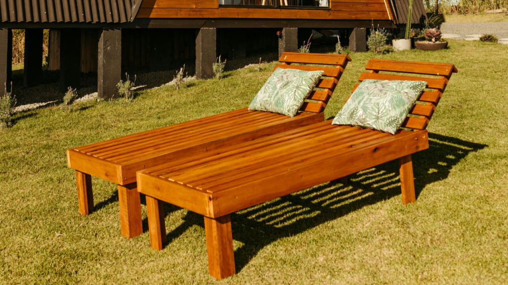 houten ligbedden tuin ontspanning gazon