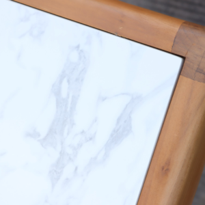 Hoekafwerking en houtverbinding van de Arora tuintafel met wit blad