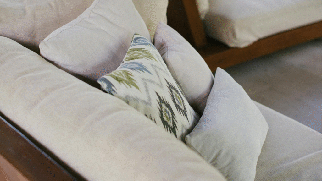 Close-up van comfortabele kussens op beige loungeset