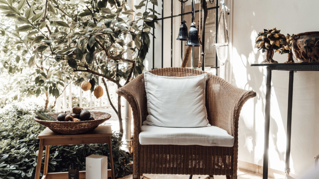 Rustieke zithoek op terras met rotan stoel en citroenboom