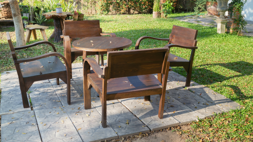 Rustieke houten tuinset op betegeld terras in groene tuin