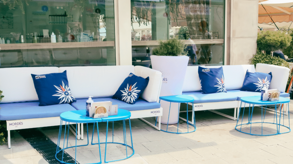 Stijlvol buitenterras met witte loungebank en blauwe accenten
