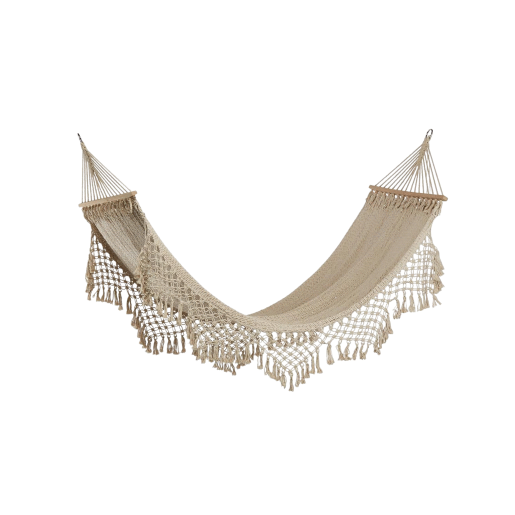 Luxe beige hangmat met macramé franjes voor tuin of interieurdecoratie