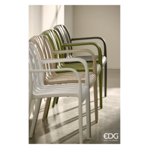 EDG stapelbare tuinstoelen in verschillende kleuren op rij