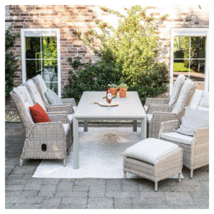 Tuinset met wicker stoelen en lichtgrijze tafel op terras