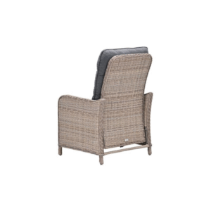 Achterkant van verstelbare wicker dining stoel met hoge rug