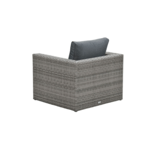 Achterzijde van een vierkante lounge tuinstoel met wicker structuur