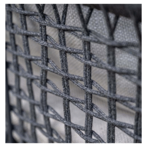 Close-up van donkergrijs rope vlechtwerk van loungeset