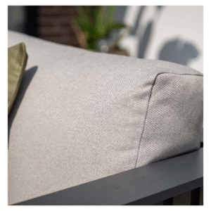 Close-up van taupekleurig loungekussen met fijne textuur