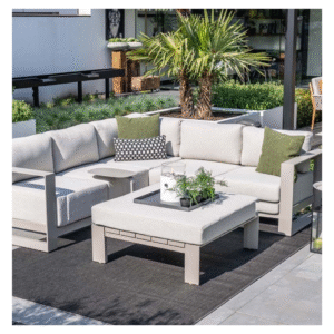 Complete loungeset met hocker en decoratie in moderne buitenruimte