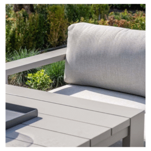 Detail van taupe armleuning en rugkussen van de Levanto loungeset