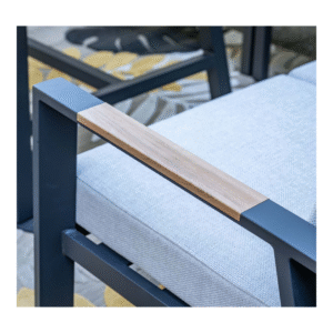 Close-up van armleuning met teaklook afwerking en aluminium frame