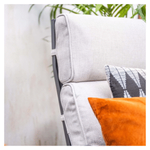 Detail van de rugleuning en kussens van verstelbare lounge stoel Valley Sand