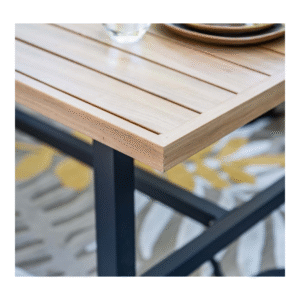 Detail van het licht teaklook tafelblad van de Elati dining set