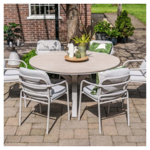 Edison ronde tuintafel met stoelen in een zonnige tuinopstelling