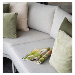 Detail van Frigole loungeset met zachte kussens en magazine op zitting