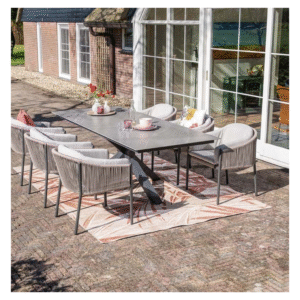 Kelvin tuinstoelen aan moderne tuintafel op terras met buitenkleed