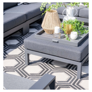 Hocker Lincoln loungeset gebruikt als salontafel met decoratie