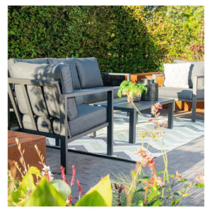 Loungeset achteraanzicht met zicht op sierkussens en planten