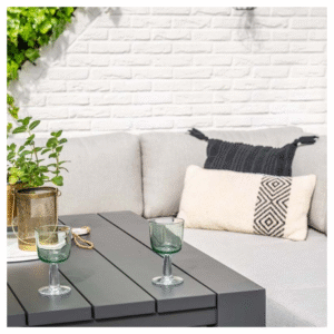 Detail van loungeset met zwarte tuintafel en decoratieve glazen