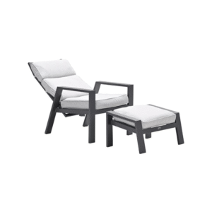 Comfortabele loungestoel met voetenbank in ligstand met lichtgrijze kussens