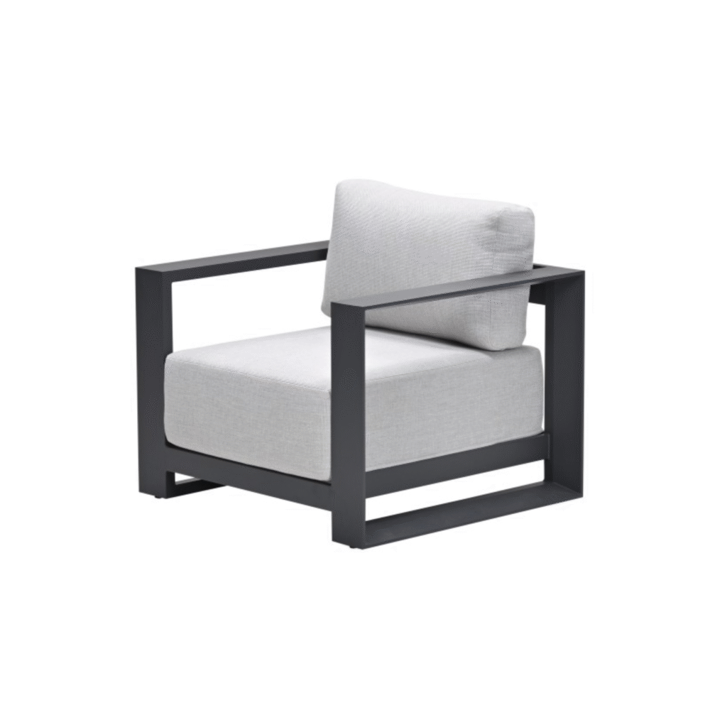 Moderne lounge stoel met zwart aluminium frame en lichtgrijze kussens - schuin vooraanzicht