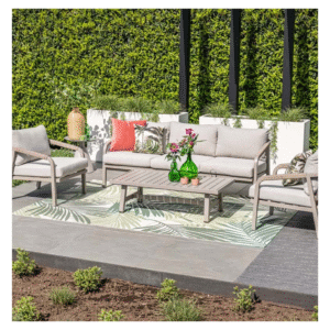 Monti loungeset buiten opgesteld met decoratieve kussens en tafelaccessoires
