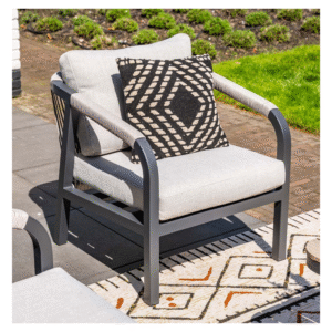Monti carbon black tuinstoel buiten opgesteld met decoratieve kussens en tafelaccessoires