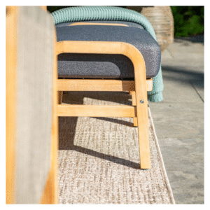 Detail voetenbank Santos lounge-diningset met acacia frame en mystic grey kussen