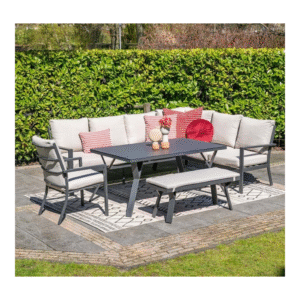 Sergio lounge diningset in tuin met rode sierkussens en bijpassend bankje
