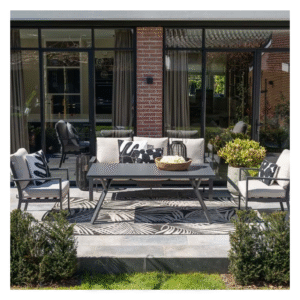 Sergio loungeset gepresenteerd in stijlvolle tuin met zwart-wit accenten